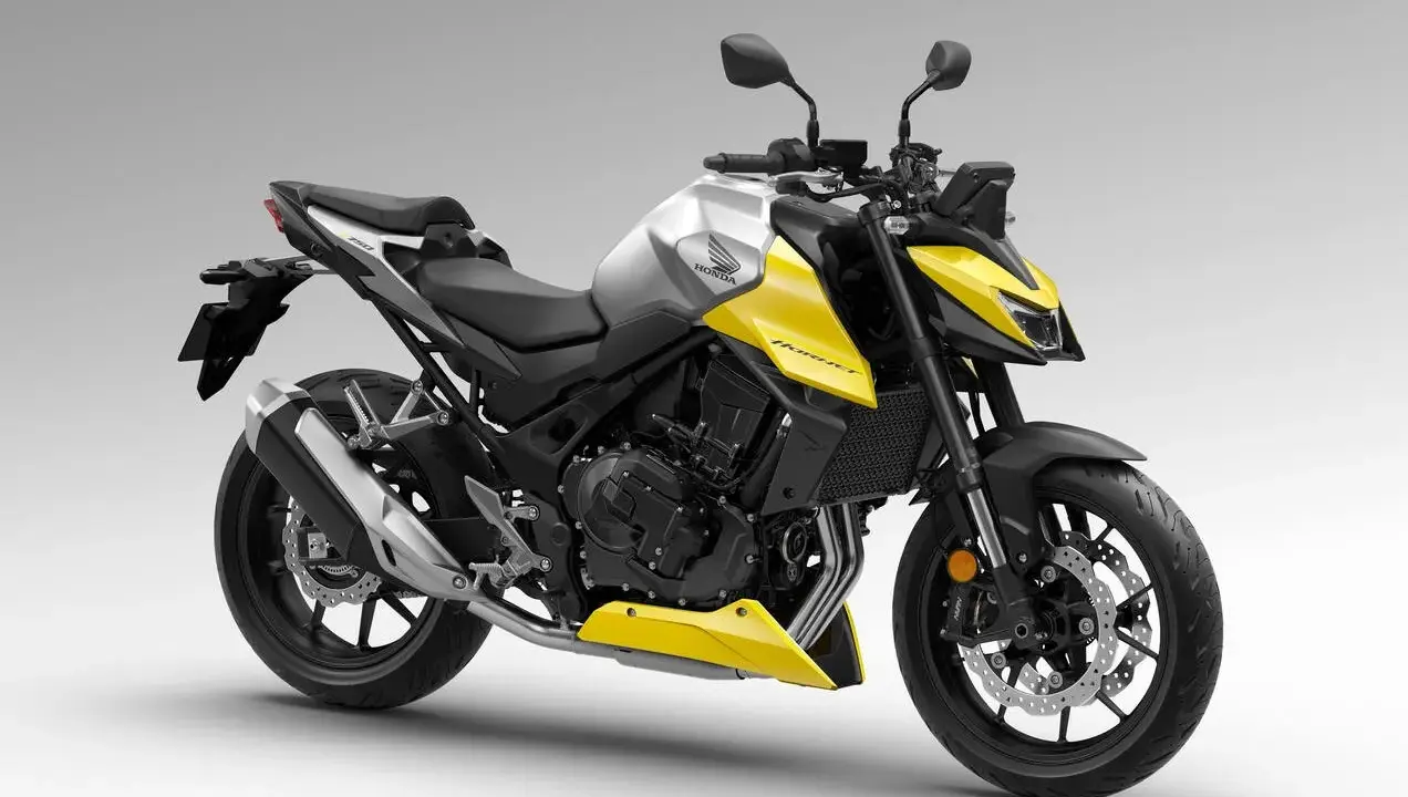 Nowy motocykl Honda Hornet 750 w kolorze srebrno-żółtym, gotowy do podboju dróg.