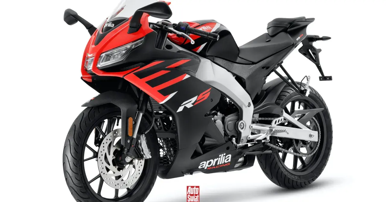 Sportowy motocykl Aprilia RS 125 w czerwono-czarnych barwach. Idealny do pierwszej jazda 125 na b bez 3 lat.