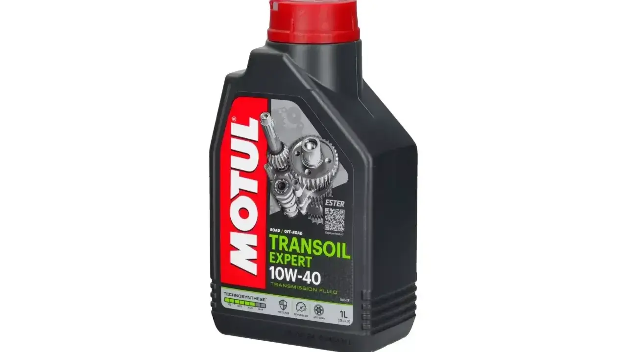 Czarny litrowy olej Motul Transoil Expert 10W-40. Dylemat: Motul 5100 czy 7100? Ten olej to świetny wybór.