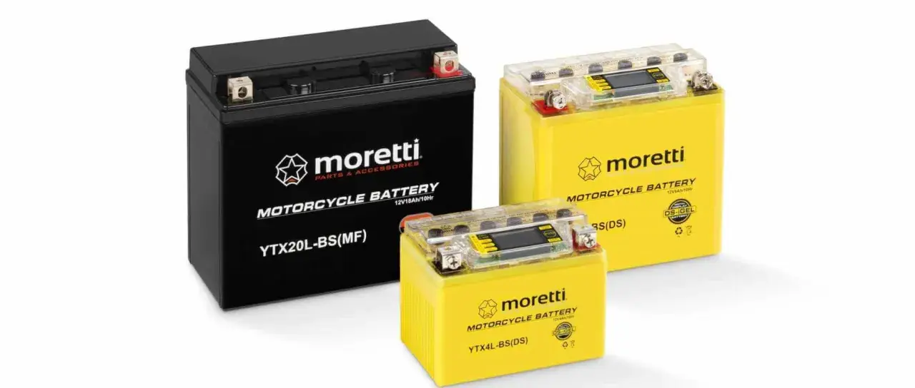 Trzy akumulatory motocyklowe Moretti: czarny YTX20L-BS(MF) i dwa żółte YTX4L-BS(DS) oraz większy. Dowiedz się, jak ładować akumulator 12V 6Ah.