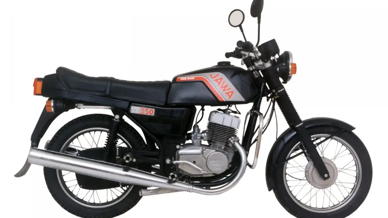 Czarna Jawa 350 TS Twin Sport, klasyk z lat 80. z silnikiem o mocy ok. 26 KM, gotowa na nowe przygody.