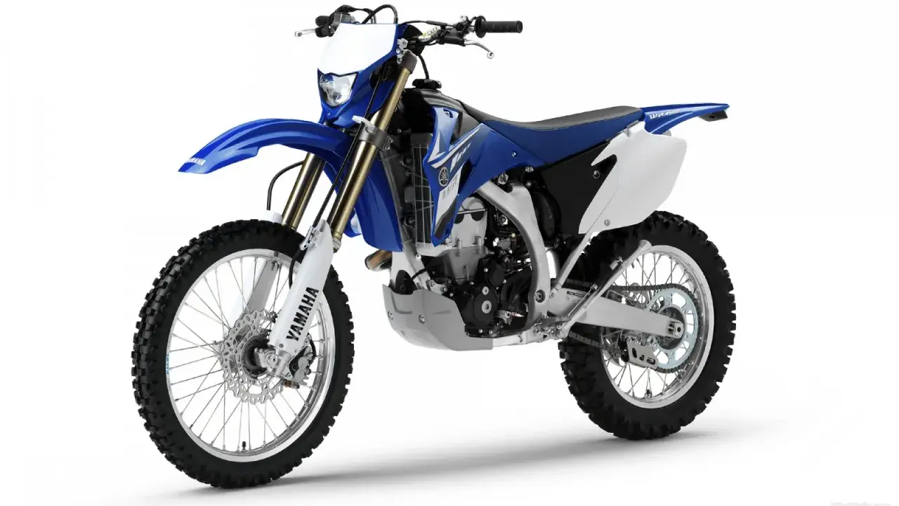 Niebiesko-biały motocykl Yamaha WR450. Sprawdź yamaha wr 450 dane techniczne, by poznać jego możliwości.