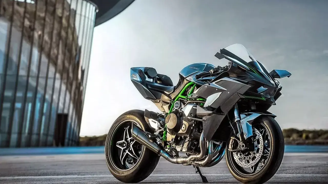 Czarny Kawasaki H2R z zielonym stelażem, gotowy do osiągnięcia 0-100 km/h w mgnieniu oka. Futurystyczny design i moc na wyciągnięcie ręki.