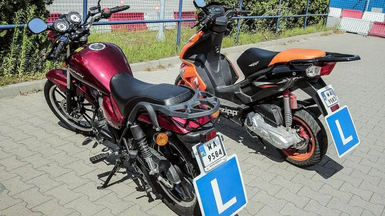 Dwa motorowery z tabliczkami "L" sugerują, że to nauka jazdy. Karta motorowerowa od ilu lat? Od 14.