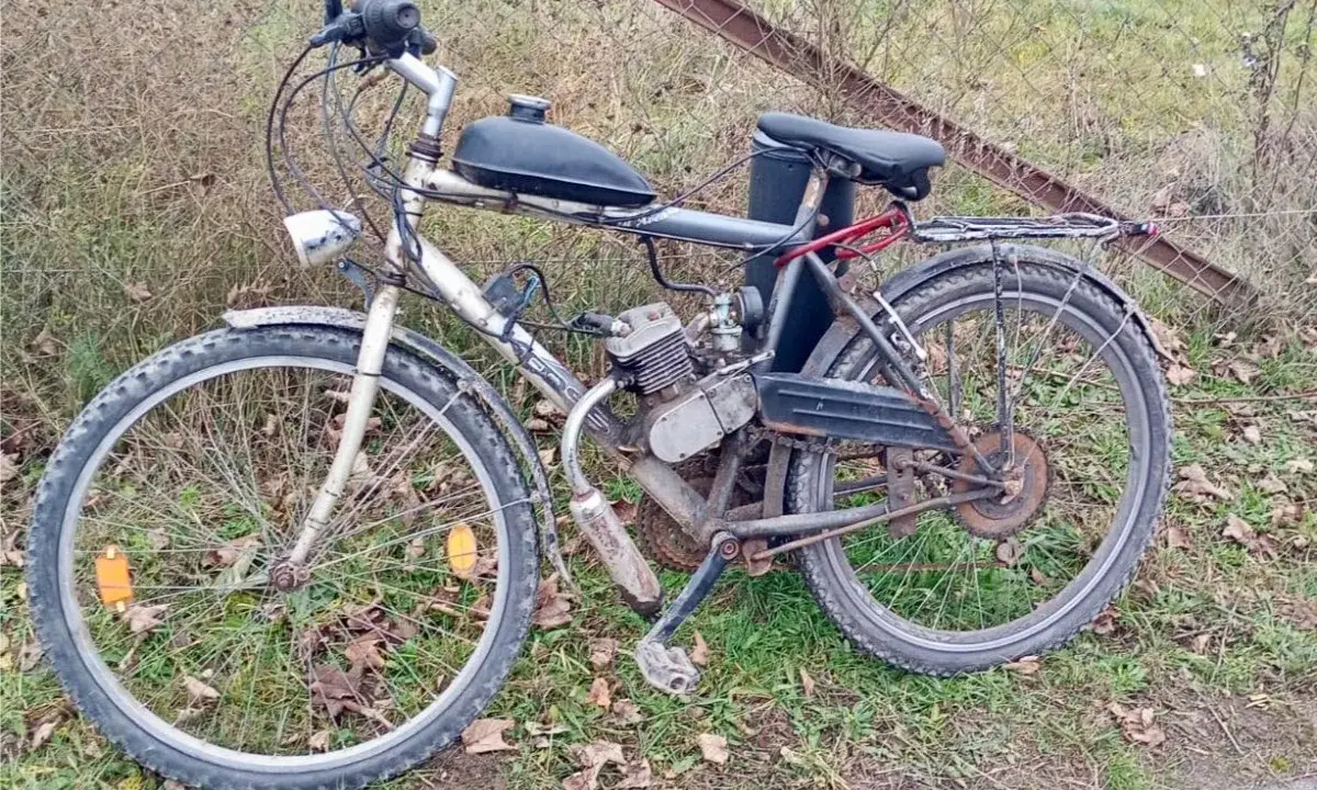 Stary rower z silnikiem spalinowym, który może przynieść mandat za nielegalne modyfikacje.