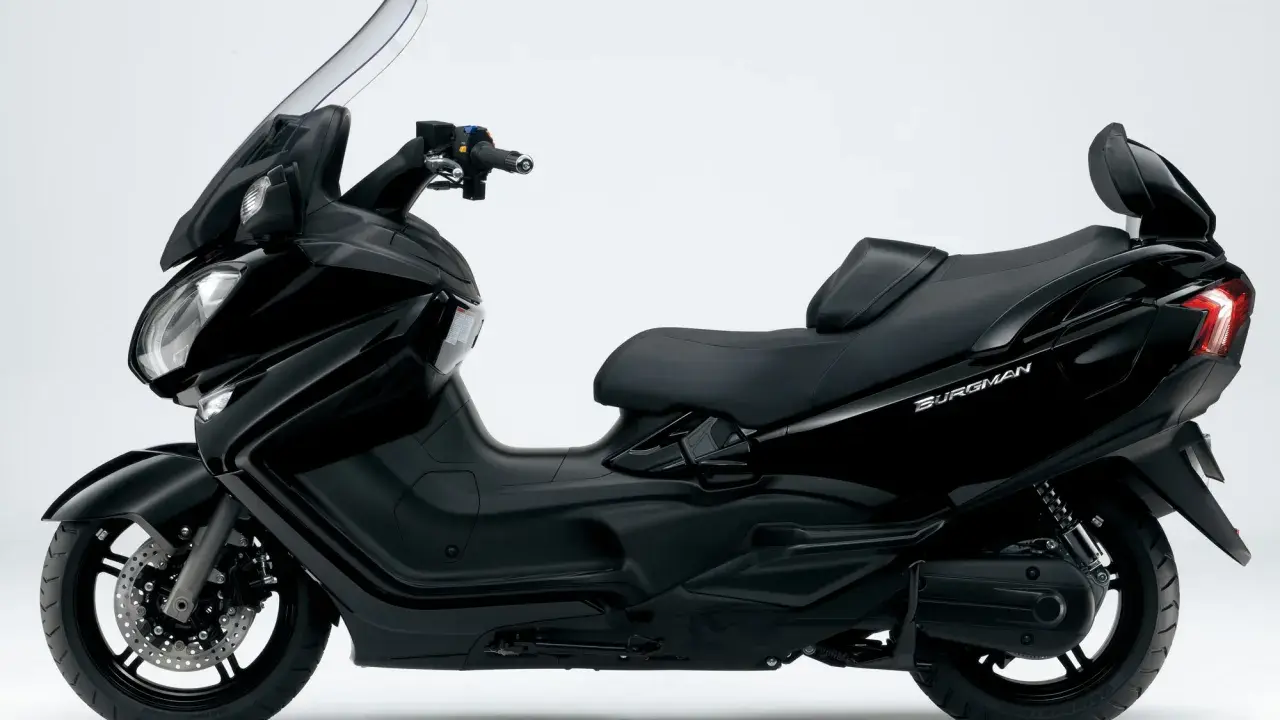 Czarny skuter Suzuki Burgman 650, zgrabny i mocny, gotowy na każdą trasę, niczym v-max w świecie maxi skuterów.