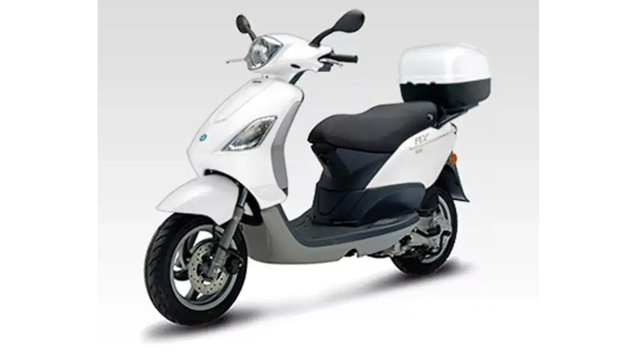 Biały skuter Piaggio Fly 125 z kufrem. Poznaj piaggio fly 125 dane techniczne.
