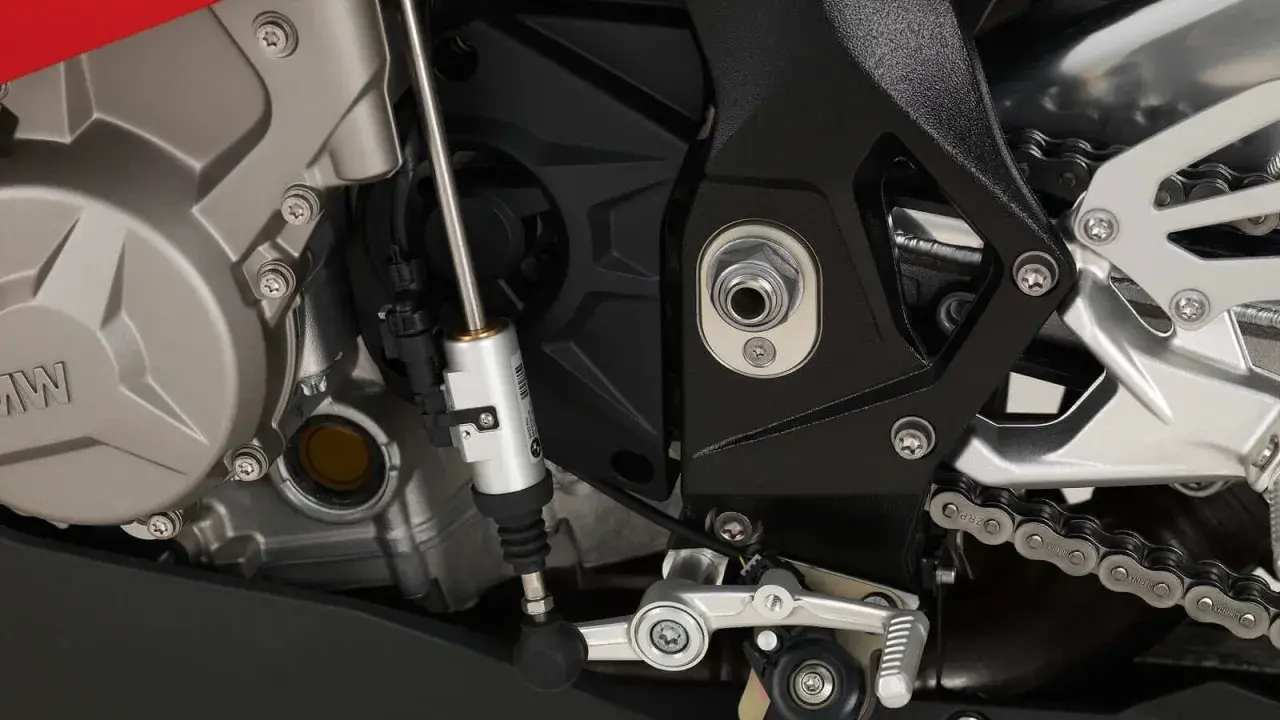 Mechanizm quickshifter co to? Widok na silnik motocykla BMW z elementami układu zmiany biegów.