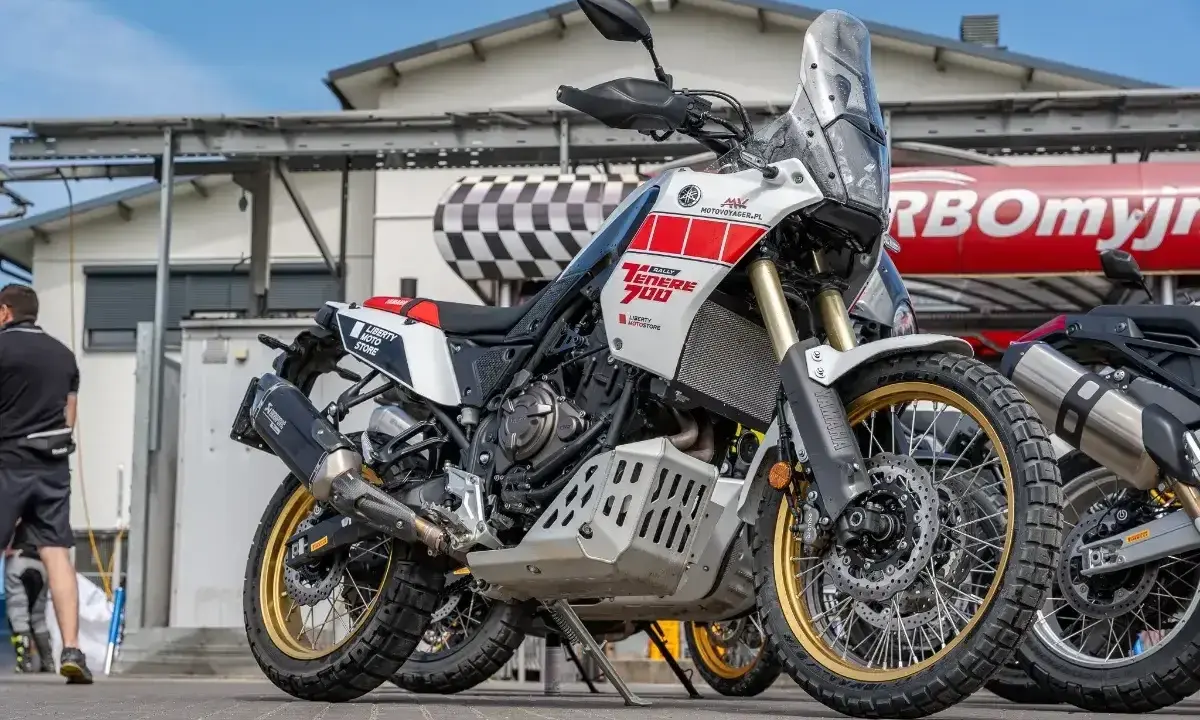 Biały motocykl Yamaha Ténéré 700 z czerwonymi akcentami, gotowy na przygodę. Dane techniczne tego modelu zachwycają.