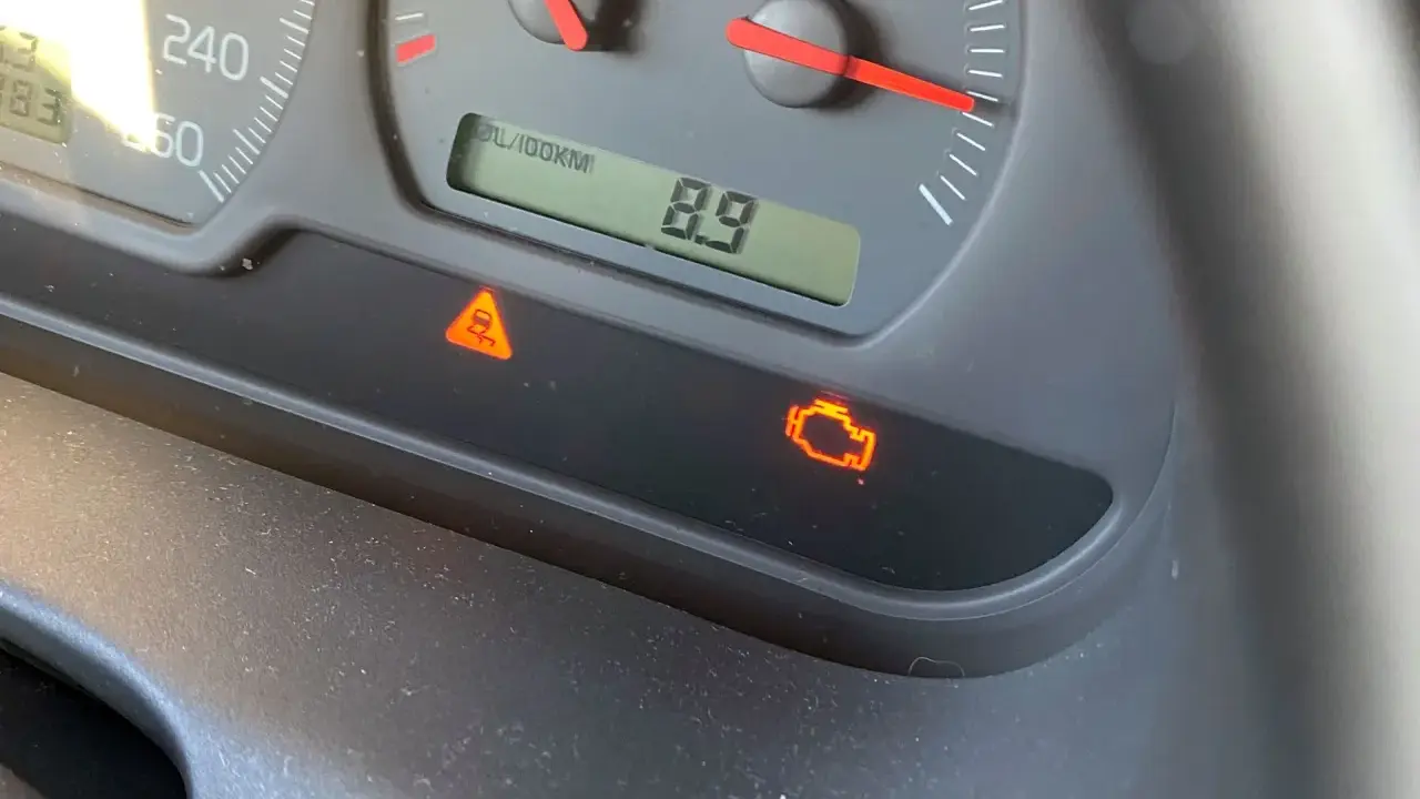 Na desce rozdzielczej świeci się kontrolka kontroli trakcji i kontrolka silnika.