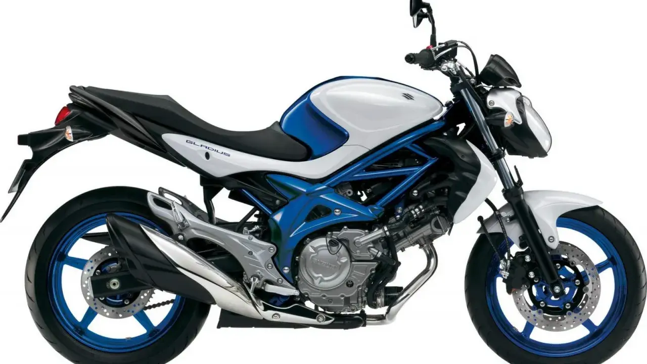 Suzuki Gladius 650 waga - lekki i zwinny motocykl w białym i niebieskim malowaniu, gotowy do jazdy.