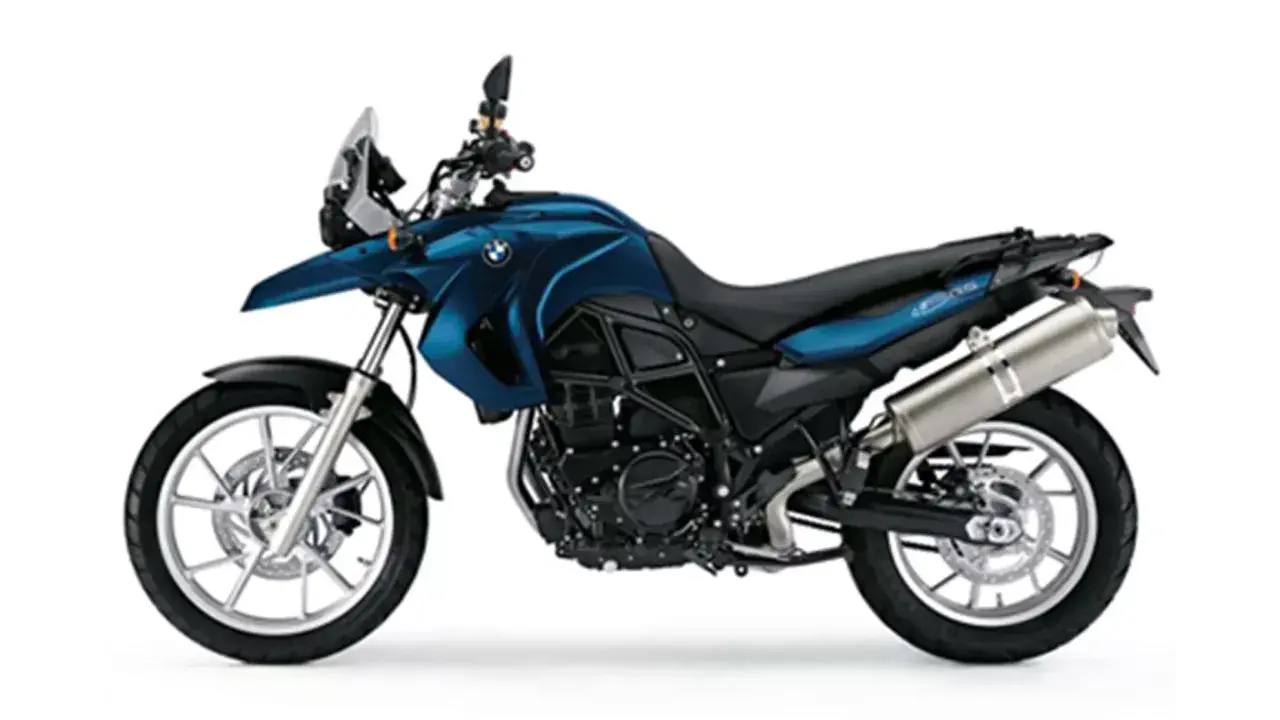 Niebieski motocykl BMW F 650 GS, idealny do podróży. Sprawdź jego dane techniczne!