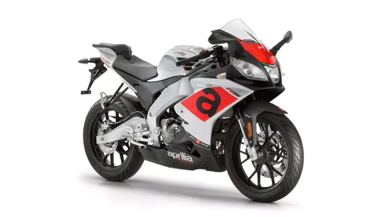 Srebrno-czerwona Aprilia RS 125 gotowa do dynamicznego przyspieszenia 0-100 km/h.
