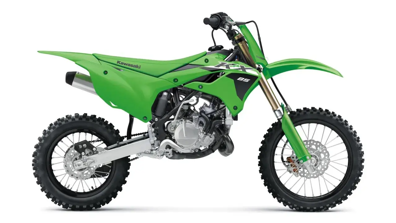 Zielony motocykl Kawasaki KX 85, gotowy do wyścigów. Zastanawiasz się, kawasaki kx 85 ile ma koni?
