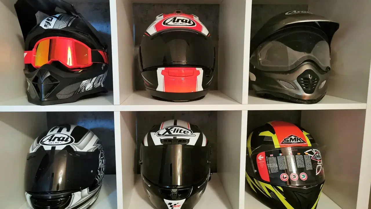 Kolekcja kasków motocyklowych: od wyścigowych po terenowe. Czy wśród nich jest najcichszy kask szczękowy?