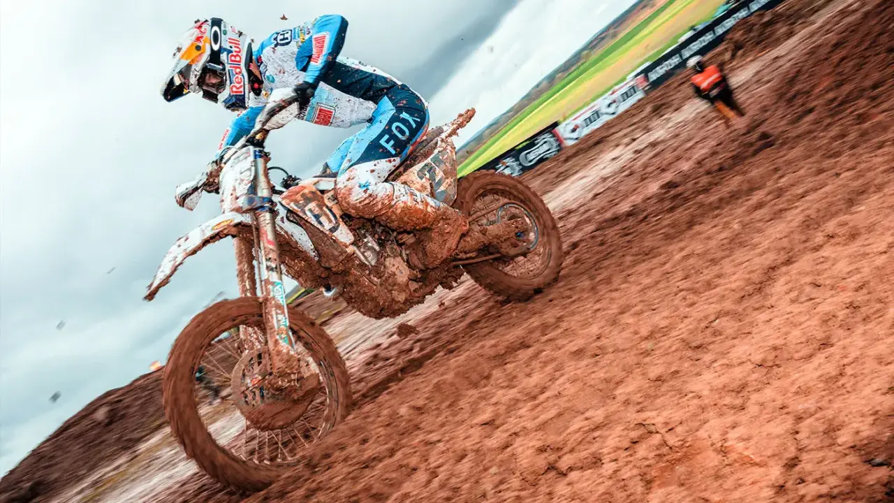 Motocrossowiec w błocie, zastanawia się, co ile filtr powietrza, by utrzymać maszynę w ruchu.