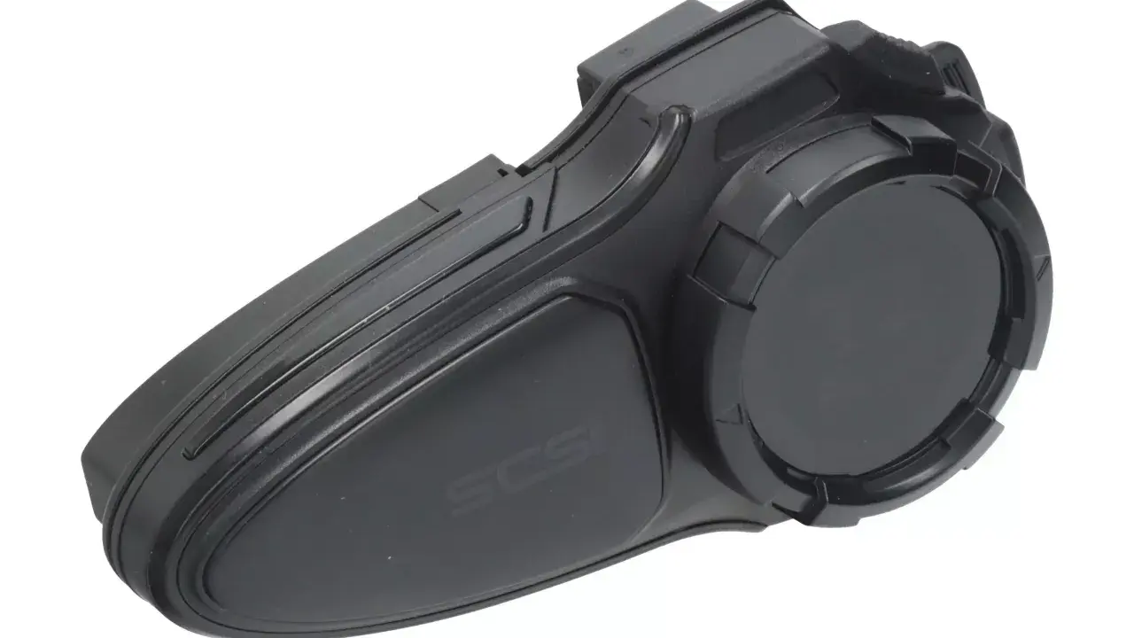 Czarny moduł SCSi, który jest rodzajem interkomu motocyklowego, do komunikacji podczas jazdy.
