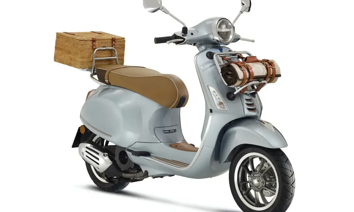 Stylowe skutery retro 125 z wiklinowym koszem i kocem, idealne na piknik.