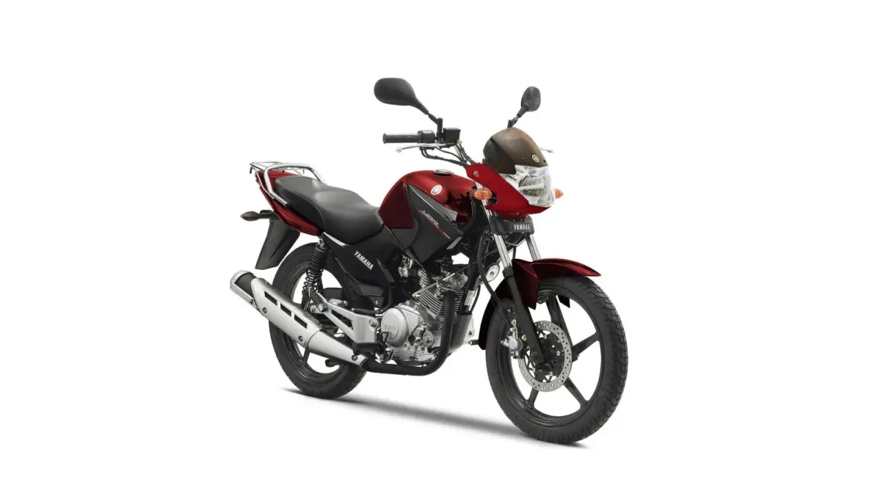 Czerwony motocykl Yamaha YBR 125. Sprawdź yamaha ybr 125 dane techniczne, by poznać jego możliwości.