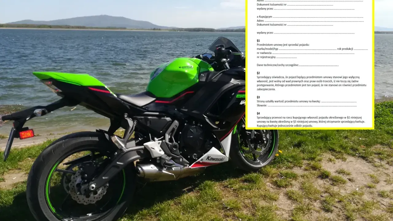 Zielony motocykl Kawasaki przy jeziorze, obok dokument "Umowa kupna-sprzedaży motocykla".