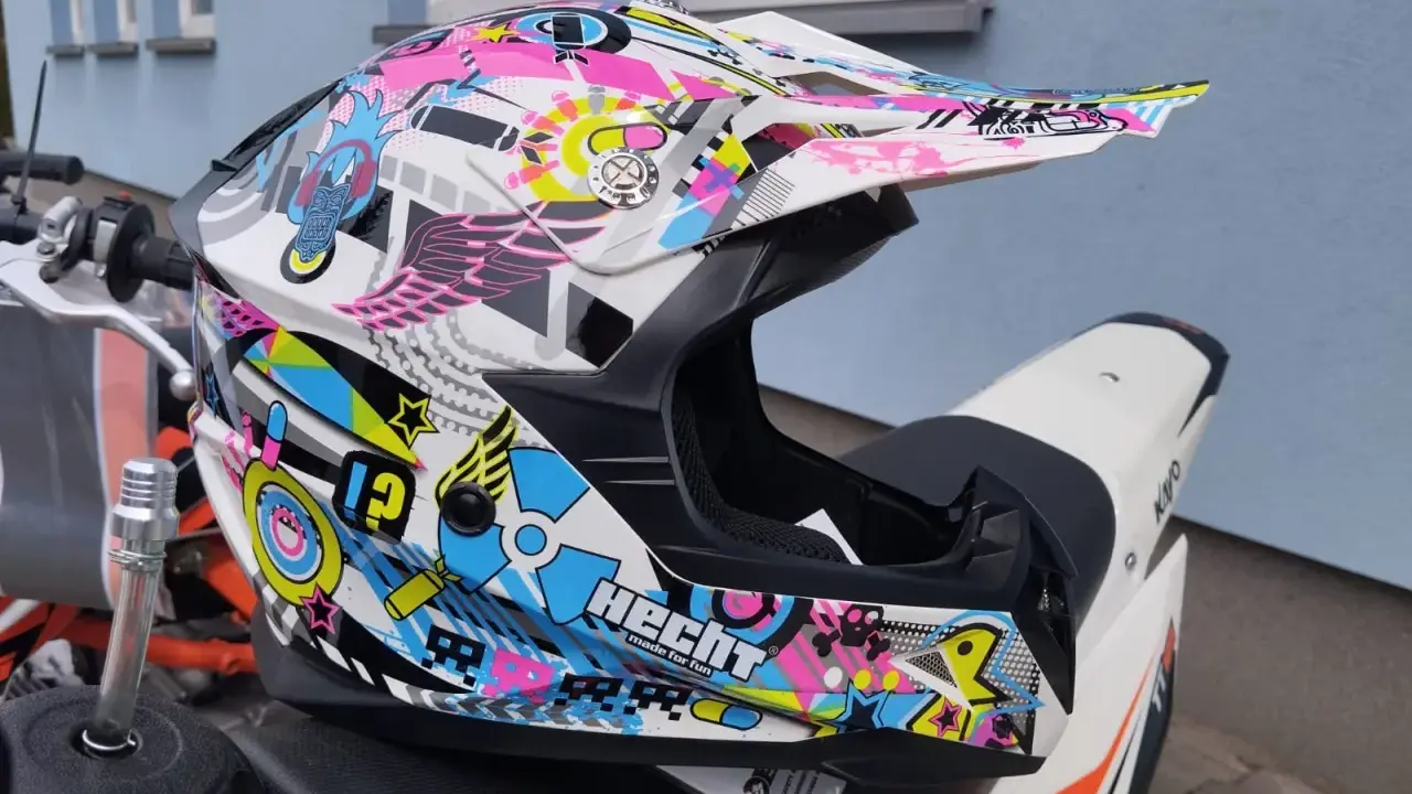 Kolorowy kask na quadzie. Czy na quadzie trzeba mieć kask? Zawsze! Bezpieczeństwo przede wszystkim.