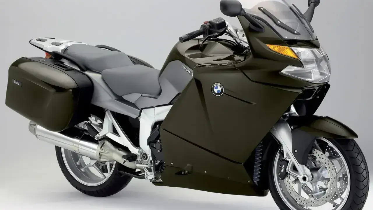BMW K 1200 GT w kolorze ciemnozielonym z kuframi, na białym tle.