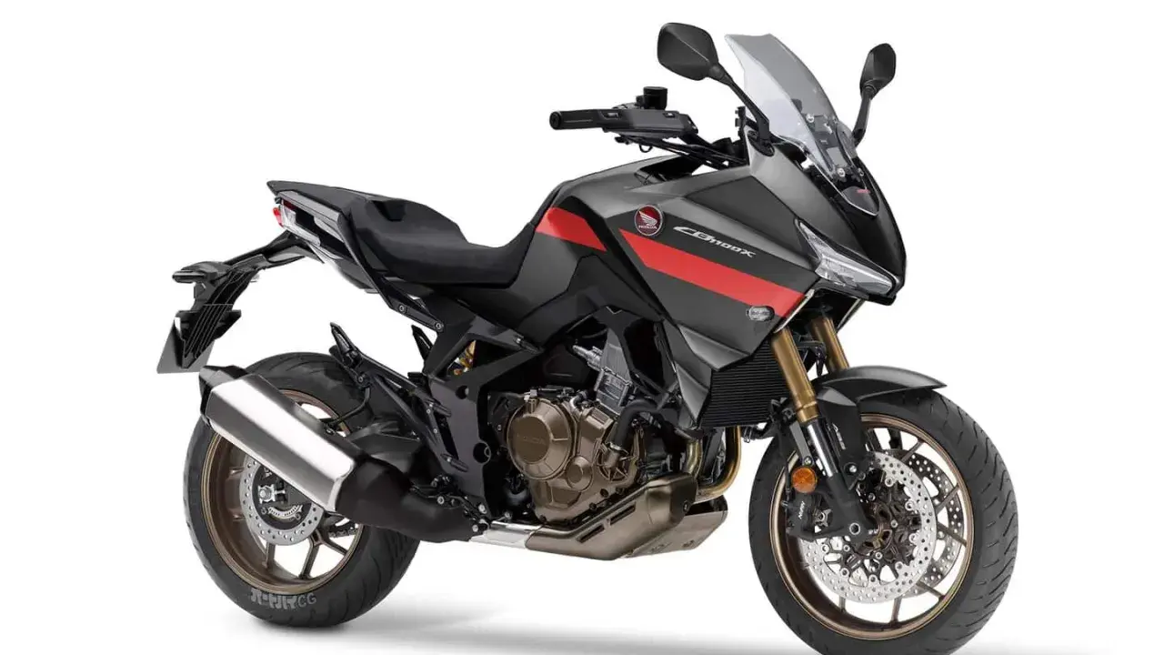 Nowoczesny motocykl Honda NT 1100 w kolorze grafitowym z czerwonymi akcentami, gotowy na dalekie podróże.