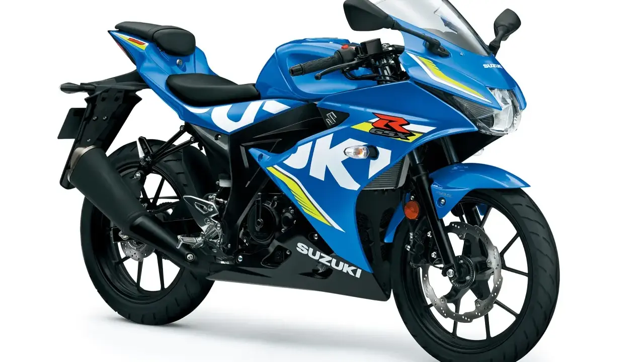 Niebieski motocykl sportowy Suzuki GSX-R 125 z białymi i żółtymi akcentami, gotowy na podbój dróg.