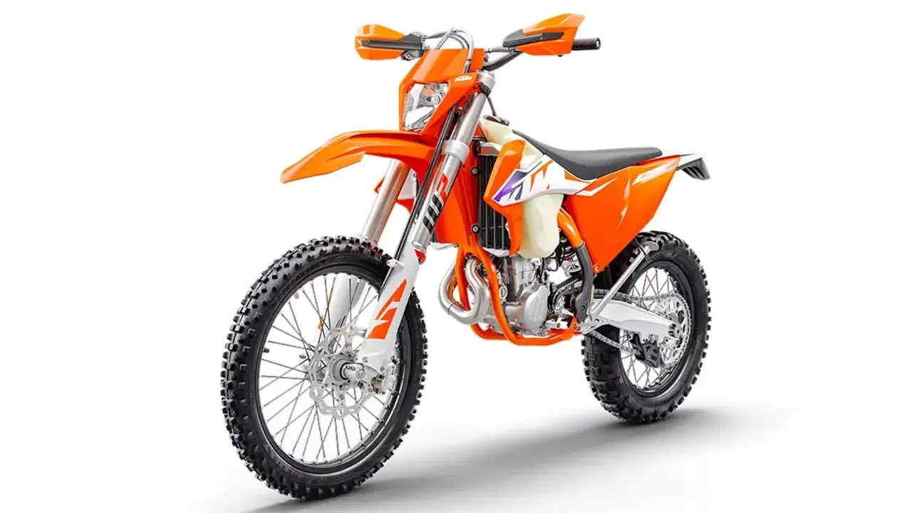 Pomarańczowy motocykl KTM EXC 450, gotowy do akcji. Zastanawiasz się, ktm exc 450 ile koni ma pod maską?