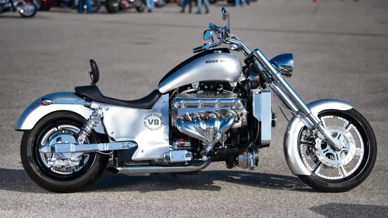 Srebrny motocykl Boss Hoss V8 z potężnym silnikiem V8, błyszczącymi chromowanymi elementami i masywnymi kołami.
