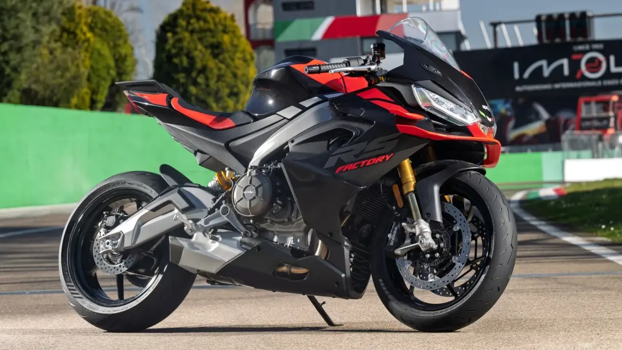 Czarna sportowa Aprilia RS 660 Factory na torze wyścigowym. Poznaj jej aprilia rs 660 dane techniczne i poczuj moc.