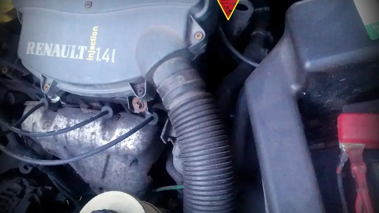 Silnik Renault 1.4 Injection. Czerwona strzałka wskazuje miejsce, które może być przyczyną braku iskry.