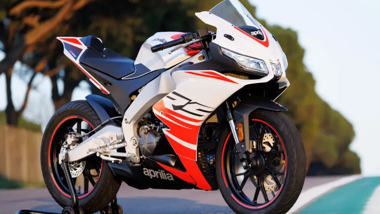Sportowy motocykl Aprilia RS 125 2T, biało-czerwony, z widocznymi detalami i napisem "RS". Idealny do poznania jego aprilia rs 125 2t dane techniczne.