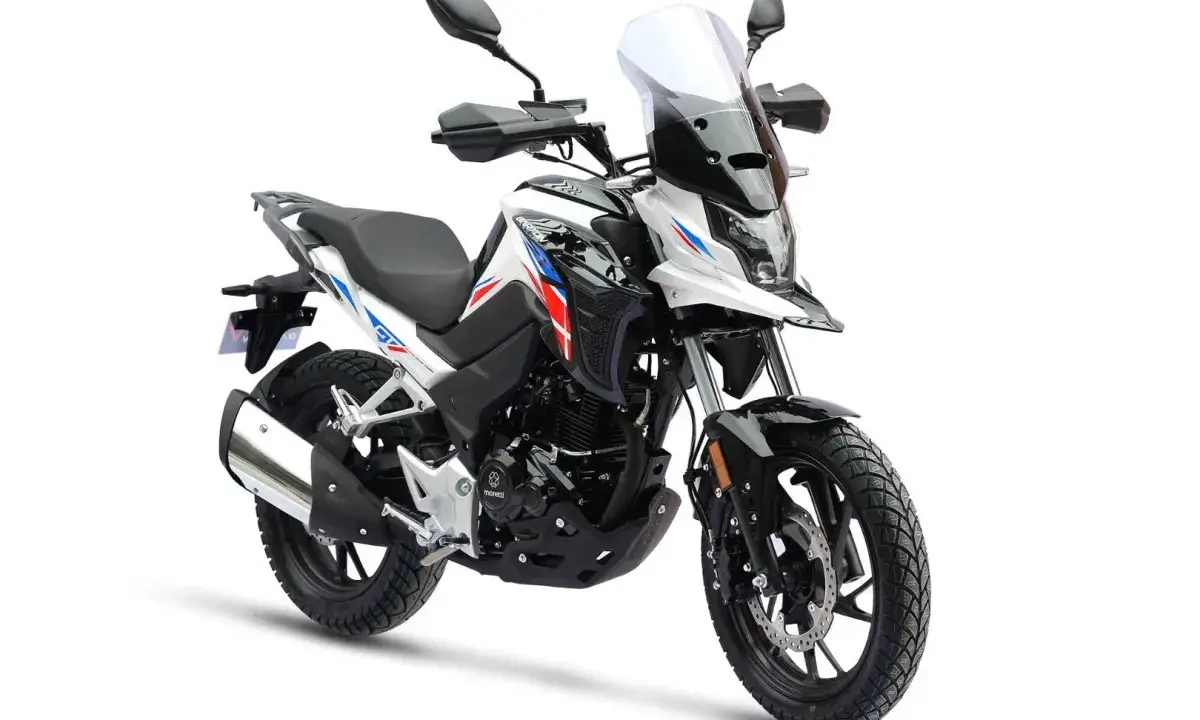 Nowy motocykl 125cc gotowy do docierania. Biało-czarny z czerwono-niebieskimi akcentami, z wysoką szybą i bagażnikiem.