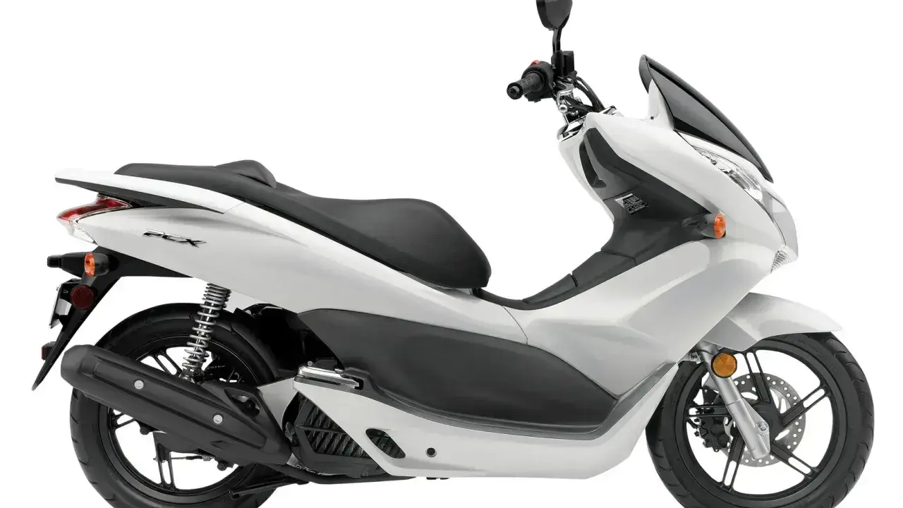 Biały skuter Honda PCX 125, idealny do miasta. Sprawdź honda pcx 125 dane techniczne i ciesz się jazdą.