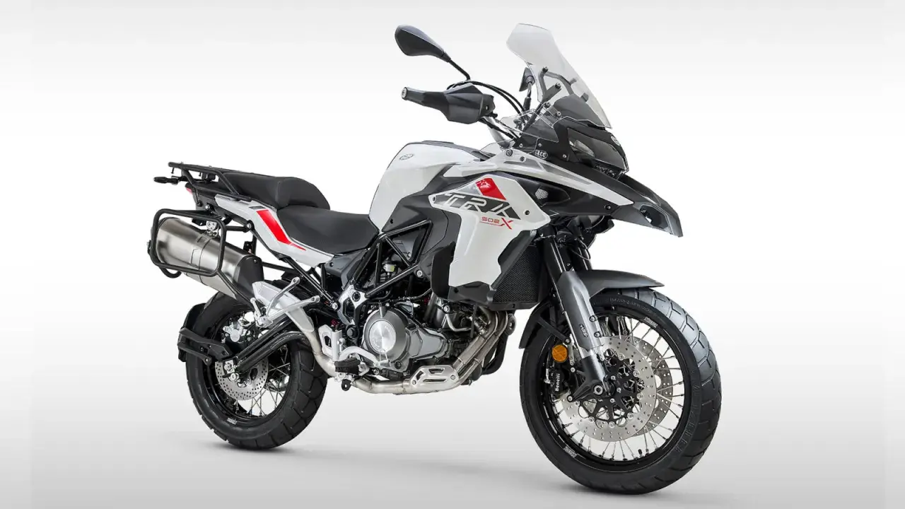 Biały motocykl turystyczny Benelli TRK 502X. Zastanawiasz się, jakie prawo jazdy na motor 1000? Ten model to świetny wybór na początek.