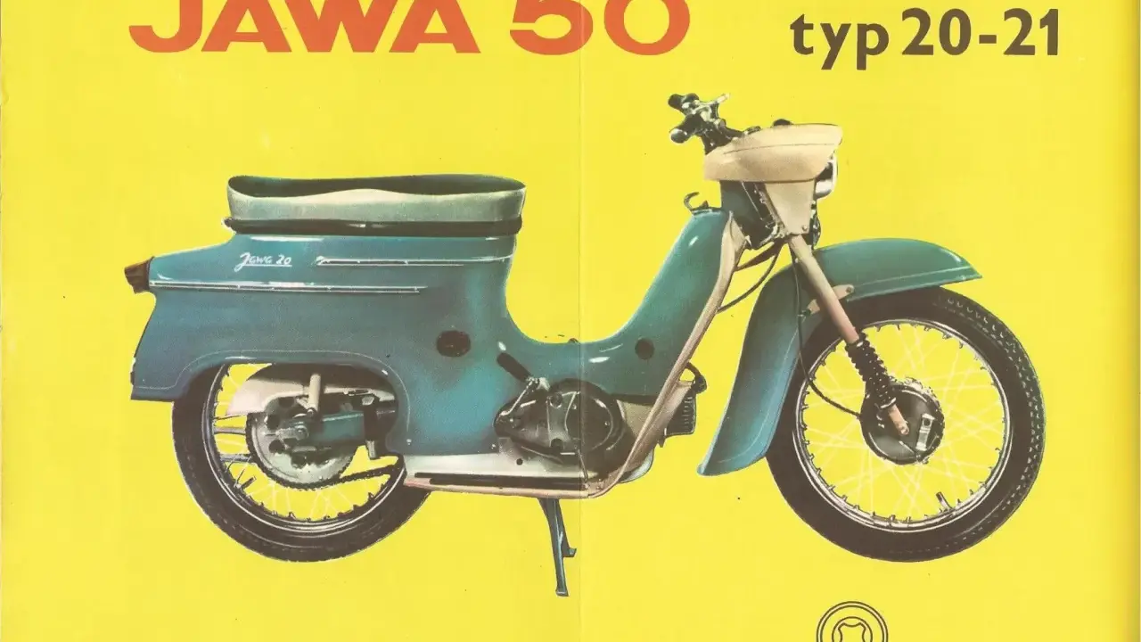 Jawa 50 typ 20-21, błękitny motorower z lat 60. na żółtym tle.