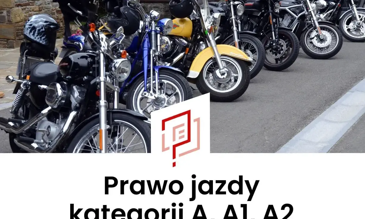 Rząd motocykli, od czarnych po żółty, gotowych do jazdy. Idealne do zdobycia prawa jazdy kategorii A, A1, A2.