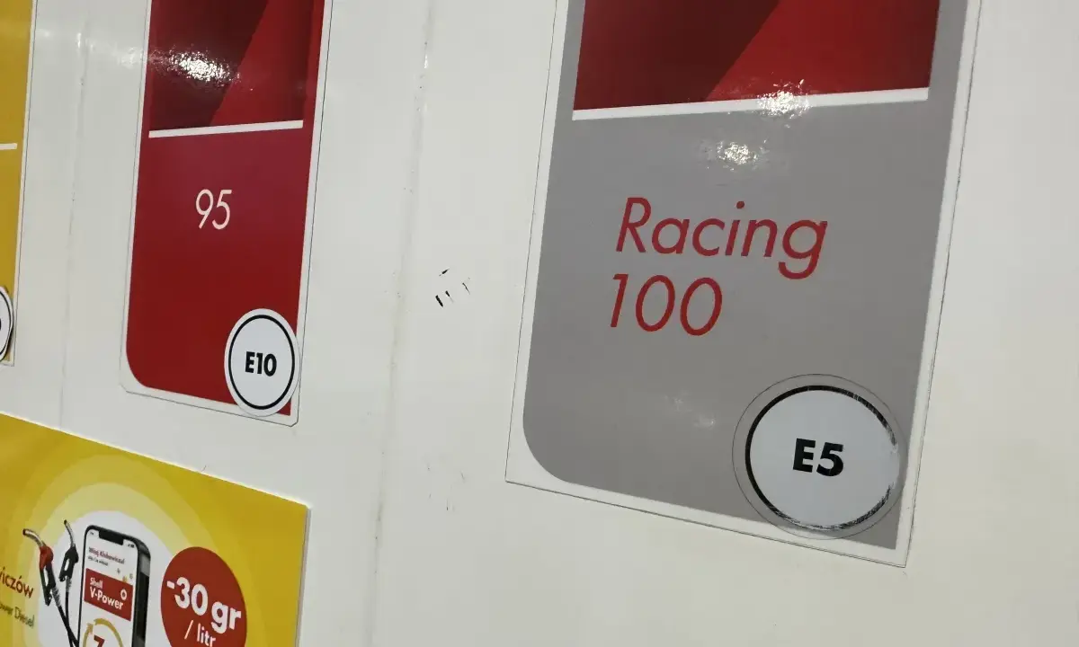 Dwa rodzaje paliwa: 95 E10 i Racing 100 E5. Wybierz paliwo 100 oktanowe dla lepszych osiągów.