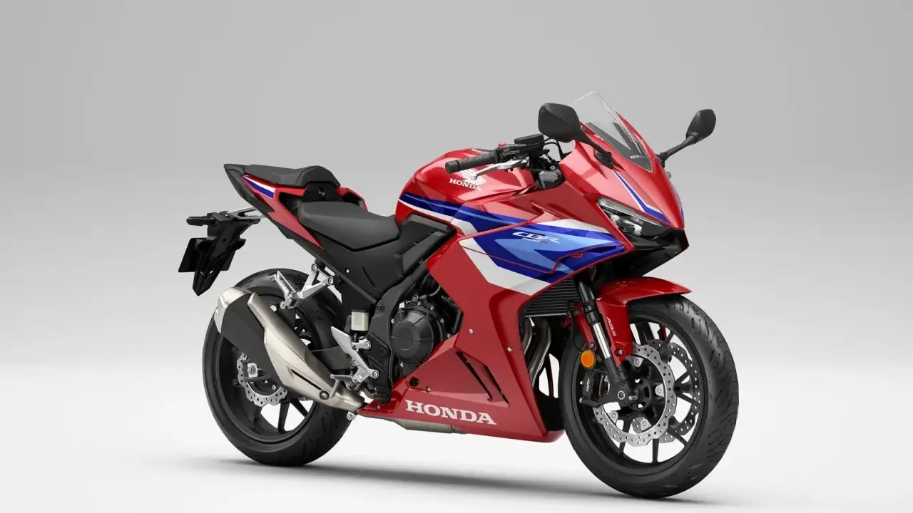 Sportowy motocykl Honda seria CBR w czerwono-niebiesko-białych barwach, gotowy do dynamicznej jazdy.