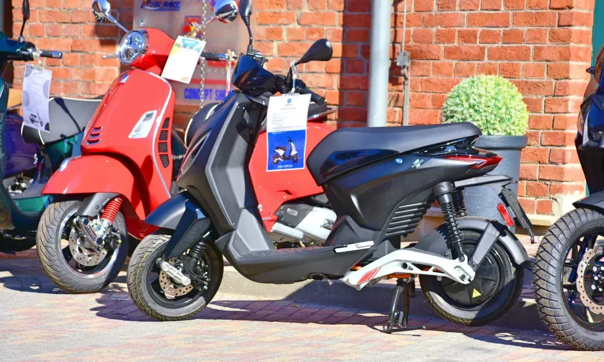 Nowe skutery czekają na swojego właściciela. Umowa sprzedaży skutera to pierwszy krok do wolności na dwóch kółkach.