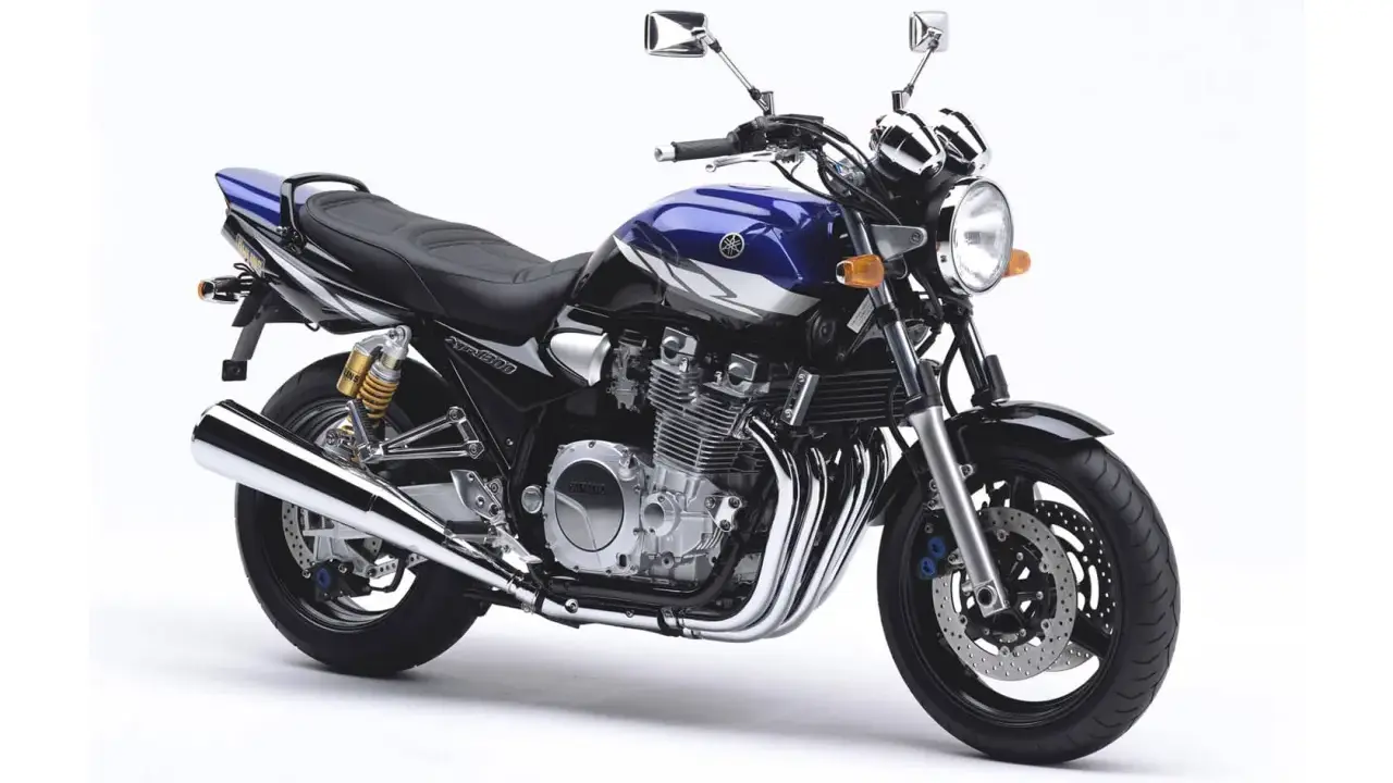 Klasyczny motocykl Yamaha XJR 1300 w kolorze niebiesko-czarnym. Poznaj jego yamaha xjr 1300 dane techniczne i poczuj moc.