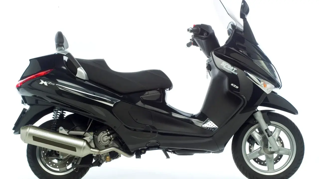 Czarny Piaggio Xevo 125, gotowy do jazdy. Poznaj jego piaggio xevo 125 dane techniczne i poczuj wolność.