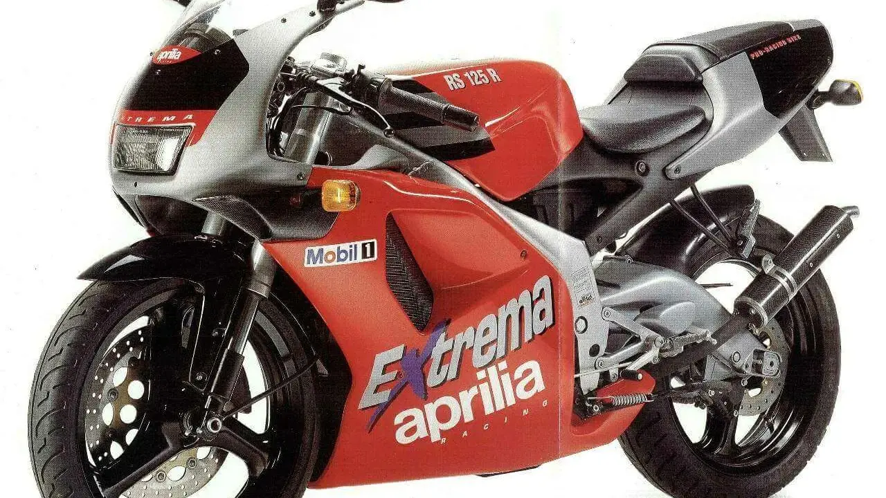 Czerwona Aprilia RS 125 Extrema, gotowa do osiągnięcia v-max.