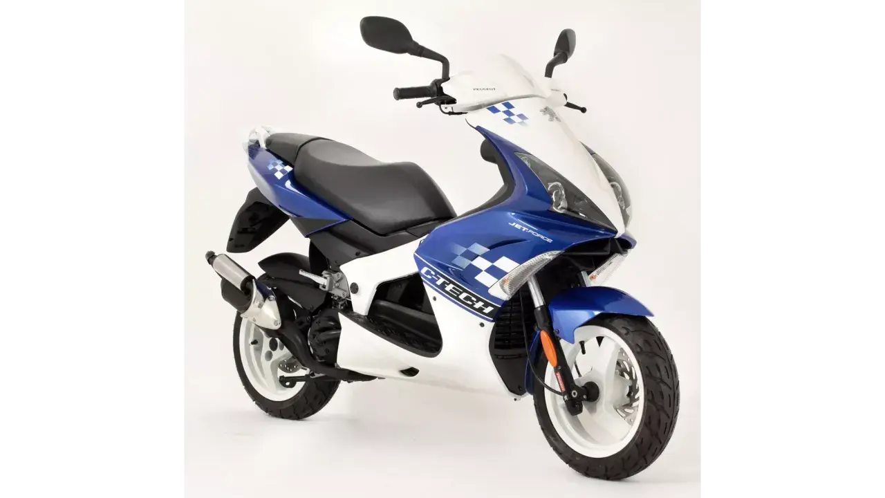Sportowy skuter Peugeot Jet Force 50 w biało-niebieskich barwach z motywem szachownicy.