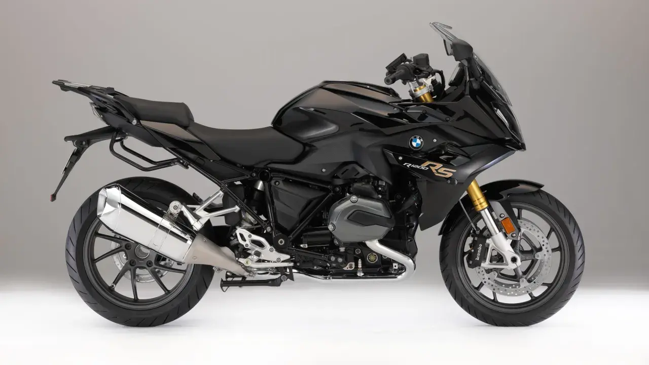 Czarny motocykl BMW R1200RS z widocznym silnikiem typu bokser i złotymi elementami zawieszenia. Dane techniczne tego modelu są imponujące.