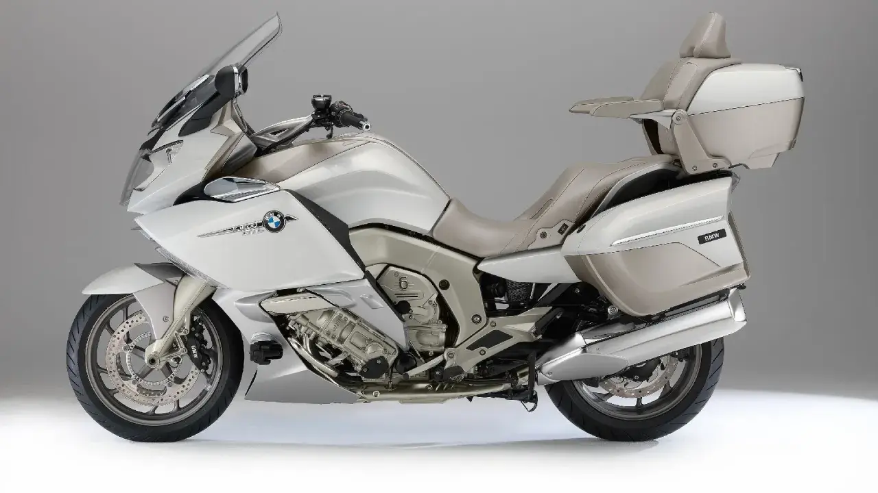 Elegancki motocykl BMW K1600GTL w kolorze perłowej bieli i beżu. Poznaj jego bmw k1600gtl dane techniczne i ciesz się komfortem podróży.
