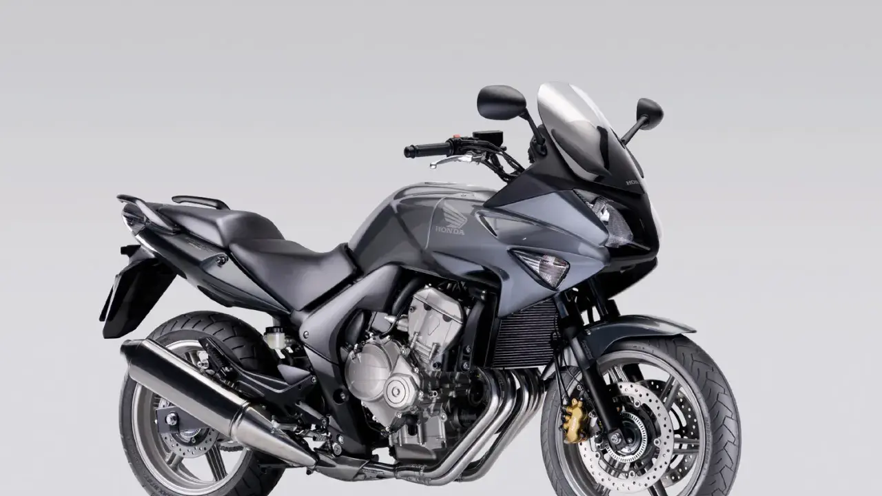 Szary motocykl Honda CBF 600 z wtryskiem paliwa, gotowy na każdą drogę.