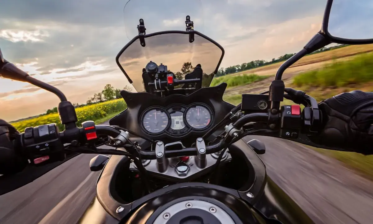 Jazda motocyklem przez pola rzepaku. Uważaj, by nie dostać mandatu za brak kategorii A!