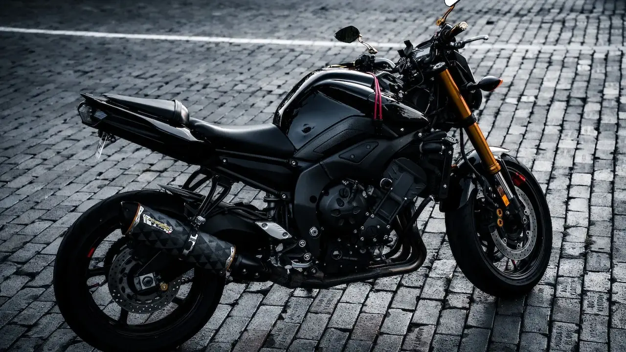 Czarny motocykl na bruku, gotowy do sprowadzenia motocykli z USA.